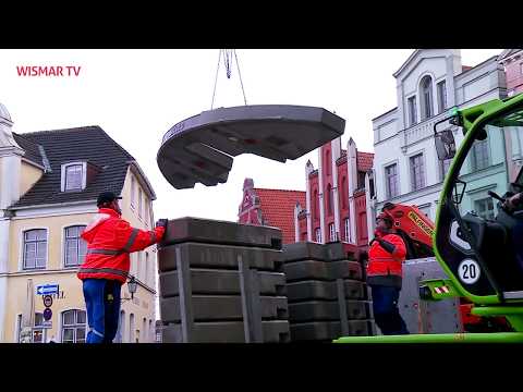 Großer Drehkran am Markt Wismar versetzt