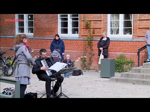 Frühlingshaftes Hofkonzert in Wismar: Musizieren auf Abstand