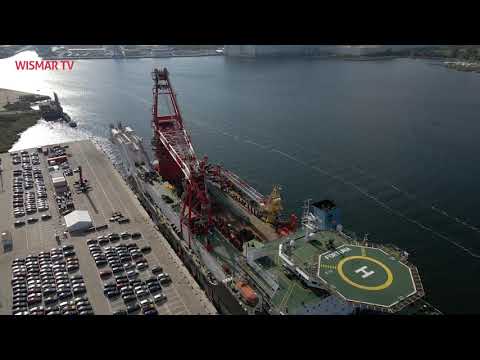 Gigantischer Gast im Hafen von Wismar