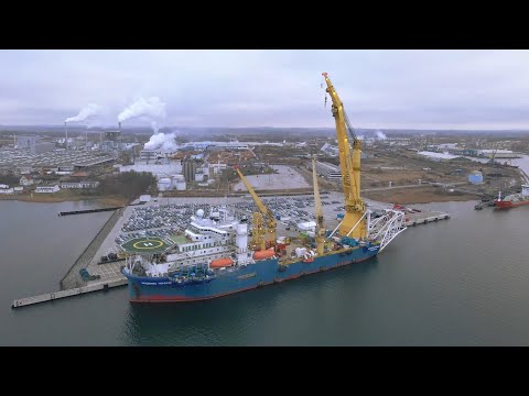 Russisches Verlegeschiff Akademik Cherski macht in Wismar fest