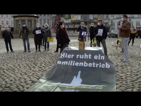 Stille Protestaktion „Tür auf“ in Wismar – Öffnungsperspektive für Handel und Gastronomie gefordert