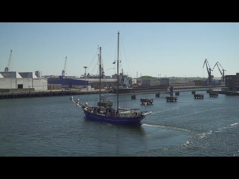 Zweimastschoner im Wismarer Hafen