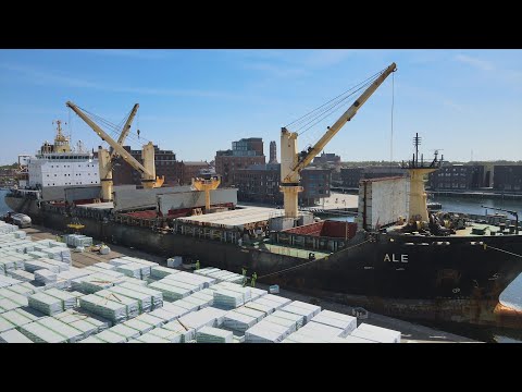 Hafenreport Wismar: Großer Massengutfrachter im Hafen