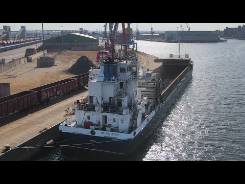 Hafenreport Wismar: Frachtschiff Baltic Moon zu Besuch in Wismar.