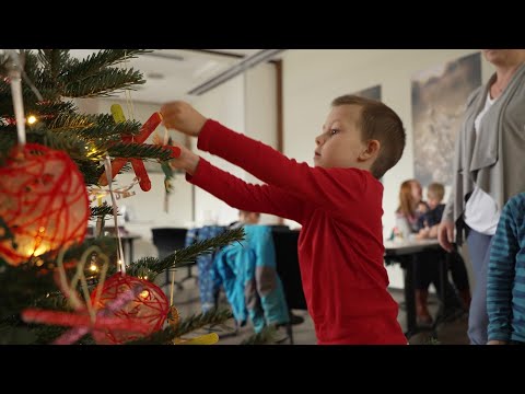 Tannenbaumschmücken kinderleicht: Kita Brummkreisel verziert Stadtwerke-Kundencenter