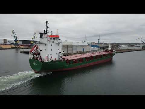 Breb Mukran fährt in Wismarer Hafen ein