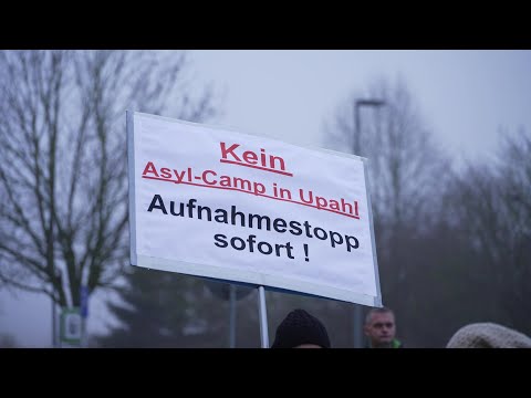 Tumult vor Kreistag: Demonstration gegen Flüchtlingsunterkunft in Upahl