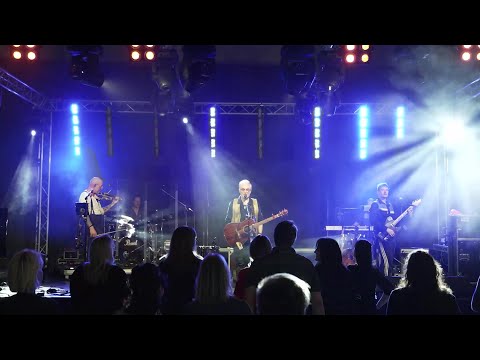 Størtebeker in Wismar: Band rockt mit Santiano und eigenen Seemannsliedern die Markthalle