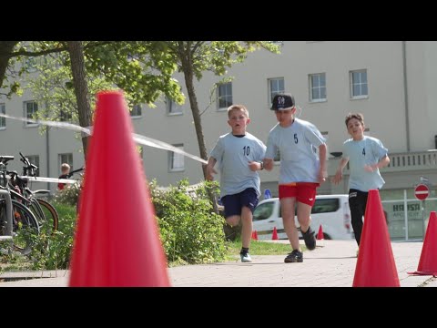 Junge Sportler beim Crosslauf im HW-Leasing Stadion in Wismar