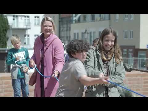 Kindlich geprüft: Schulkinder kontrollieren Kunst auf Marienplatz