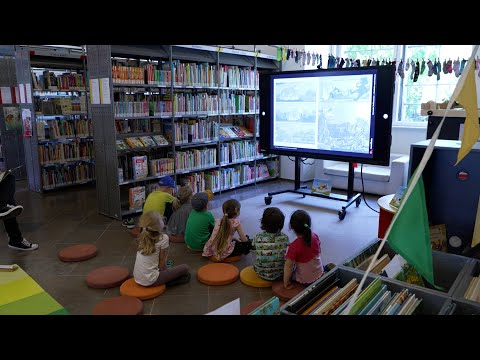 Bürgerstiftung übergibt interaktive Tafel an die Stadtbibliothek