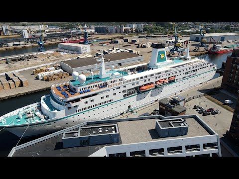 Luxus-Schiff MS Deutschland in Wismar