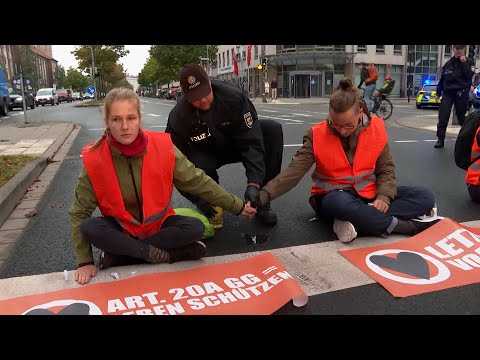 Klima-Aktivisten legen Verkehr in Rostock lahm