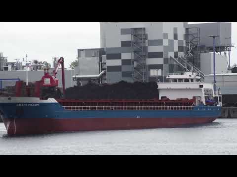 Selene Prahm im Wismarer Hafen