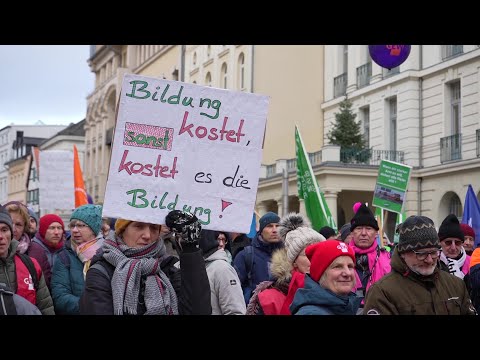 Warnstreik zum Bildungsteiktag: Beamte und Beschäftigte fordern mehr Gehalt