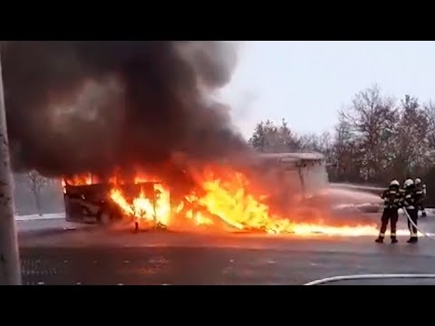 Brennender Reisebus auf Parkplatz an A20