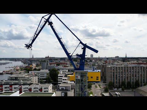 Gemeinsam in den Abgrund – Bungee-Jumping vom Hochzeitskran in Rostock (Satire)