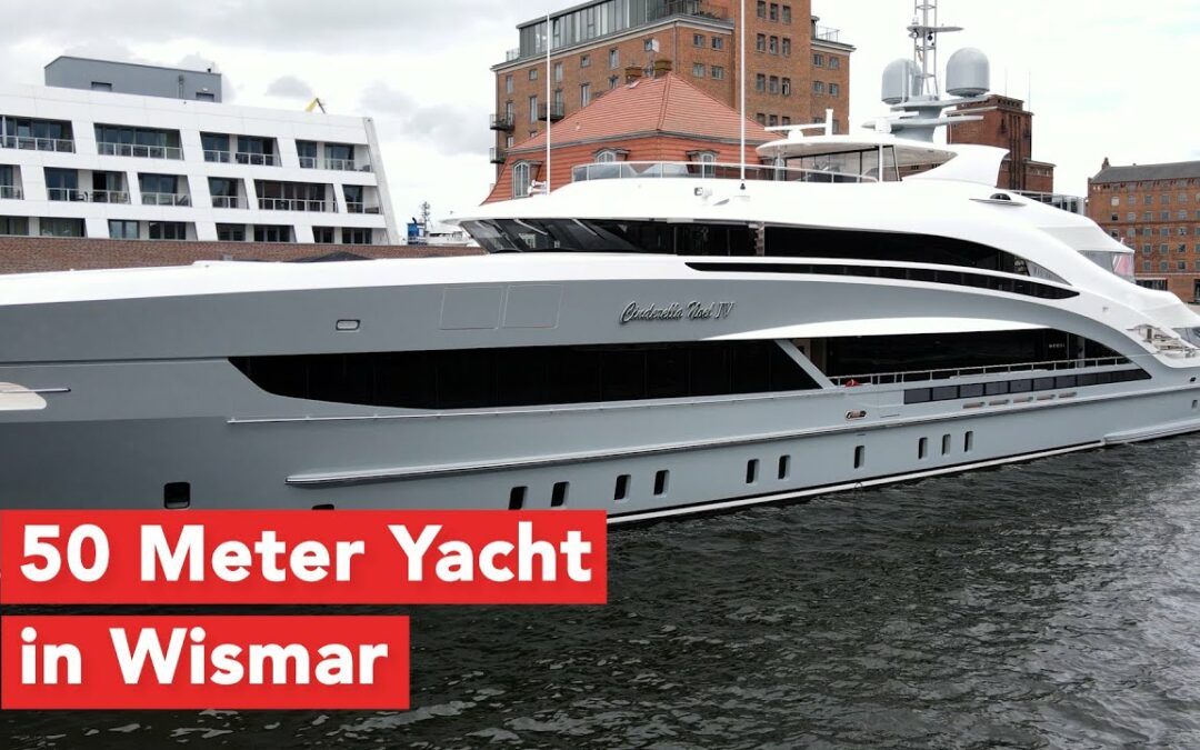 Luxusyacht im Wismarer Hafen