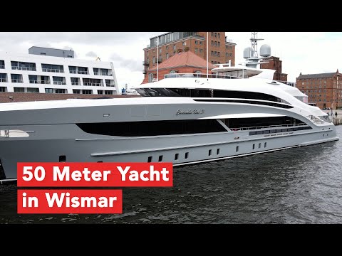 Luxusyacht im Wismarer Hafen