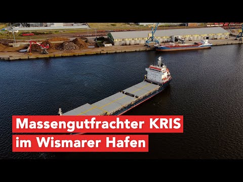 Der Massengutfrachter KRIS läuft im Wismarer Hafen ein