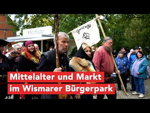 Druide weiht Mittelalterlichen Herbstmarkt Wismar mit Show und bunter Ware