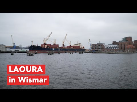 Großer Frachter liegt am Hafen