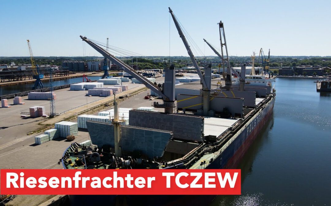 Gigantischer Frachter im Wismarer Hafen