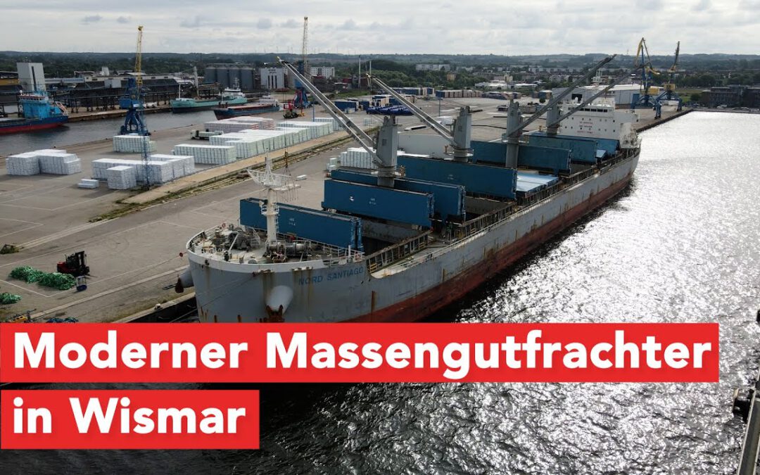 Moderner Massengutfrachter in Wismar